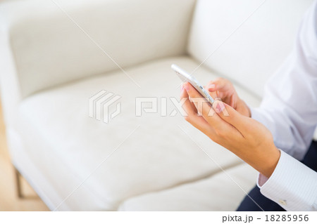 男性　ビジネスマン　携帯電話　手元　携帯電話で検索　情報収集　白背景　インターネット　FX　ゲーム 18285956