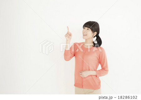 女性 立ち姿 指差し(30代) 女性 立ち姿 指差し(30代) 18286102