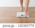 体重計にのる女性 18289779