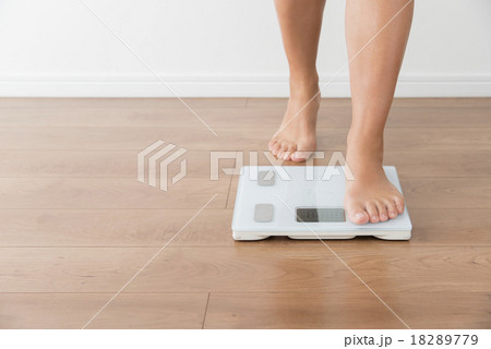 体重計にのる女性 18289779
