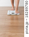 体重計にのる女性 18289780