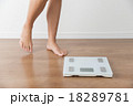 体重計にのる女性 18289781