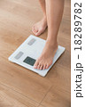 体重計にのる女性 18289782