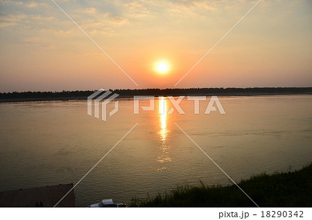 カンボジア　クラチェ　メコン川に沈む夕日 18290342