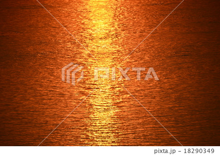 カンボジア クラチェ メコン川に沈む夕日 カンボジア クラチェ メコン川に沈む夕日 18290349