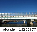 川の上の高速道路 18292877