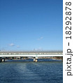 川の上の高速道路 18292878