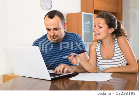 Insurance agent helping client to choose the product 18293195