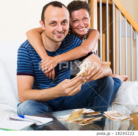 Couple with cash at home 18293222
