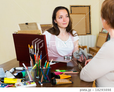 Young girl paints a portrait 18293898