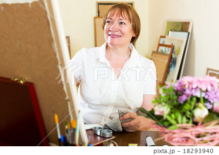 senior woman painting picture 18293940