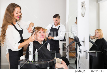 Mature person haircut with hairstylist 18294819