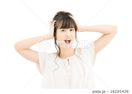 若い女性のビューティー・コスメの白バックイメージ 18295426