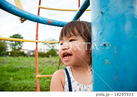 公園の遊具で遊ぶ子供 18295933
