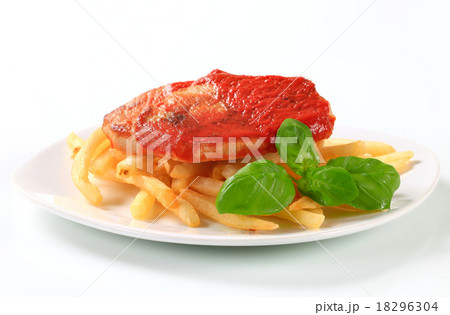 Pan-fried pork with tomato sauce and fries 18296304