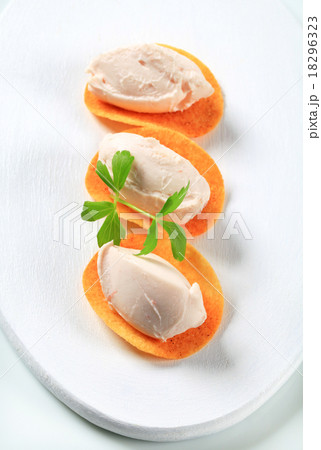 Savory mousse on crisps 18296323