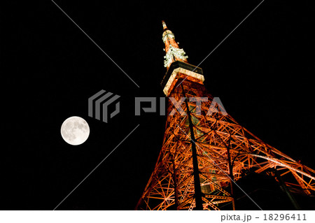 スーパームーンと東京タワー 18296411