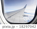 飛行機の窓から見える空と雲のカーペット 18297042