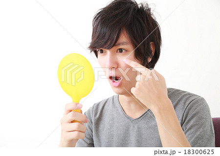 鏡を持つ若い男性 18300625