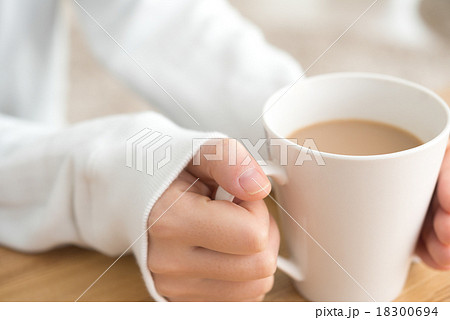 女子とカフェオレ 18300694