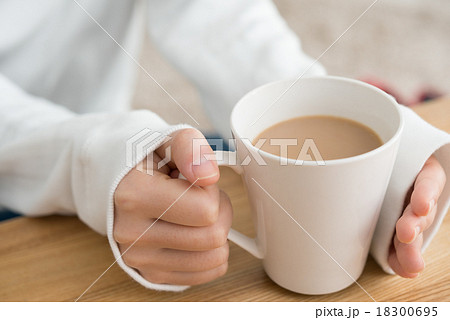 女子とカフェオレ 18300695