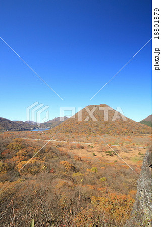 榛名富士と直線峠道（群馬県の榛名山） 18301379