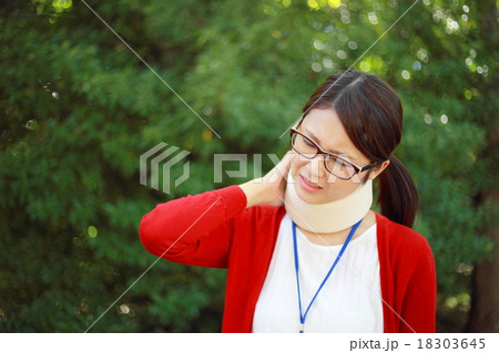 女性1人 (怪我 ケガ 仕事 頸椎捻挫 メガネ 患者 骨折 事故 患者 鞭打ち 頸椎カラー) 18303645