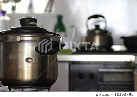 キッチンに置いている深い古しの圧力鍋　調理器具 18303799