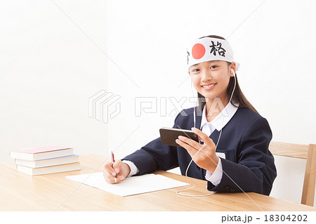 スマホで受験勉強する女の子 18304202