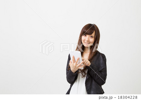 タブレットを使う若い女性 18304228