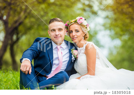 Beautiful wedding couple 18305018