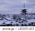 雪の八坂の塔 18305163