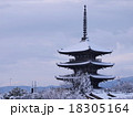 雪の八坂の塔 18305164