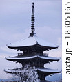 雪の八坂の塔 18305165