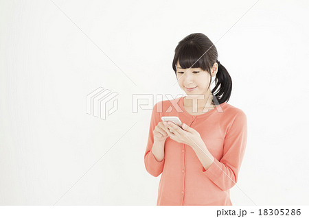 スマホを持つ女性(30代) スマホを持つ女性(30代) 18305286