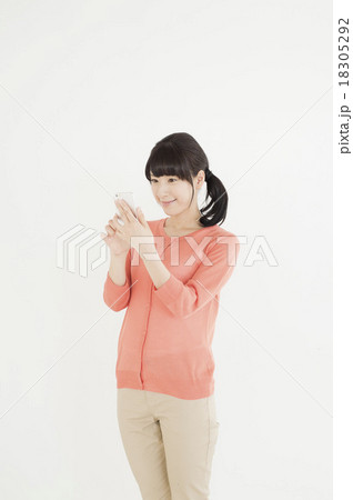 スマホを持つ女性（30代） 18305292
