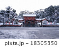 雪の八坂神社 18305350
