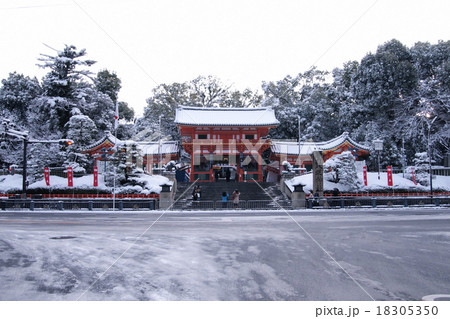雪の八坂神社 18305350
