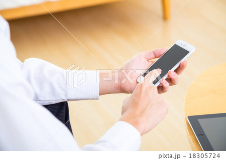 男性 ビジネスマン 携帯電話 手元 携帯電話で検索 情報収集 白背景 インターネット FX ゲーム 男性 ビジネスマン 携帯電話 手元 携帯電話で検索 情報収集 白背景 インターネット FX ゲーム 18305724