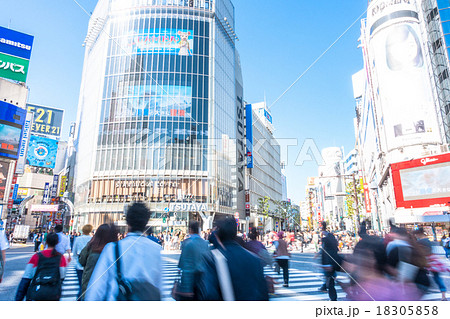 渋谷駅前・スクランブル交差点 18305858