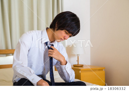 疲れ切った男性 疲労困憊 うんざり もういやだ 転職したい男性 ブラック企業に疲れたの写真素材