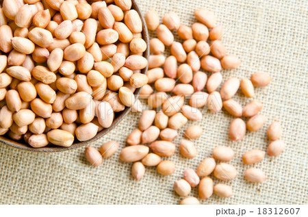 Raw peanuts or arachis. 18312607