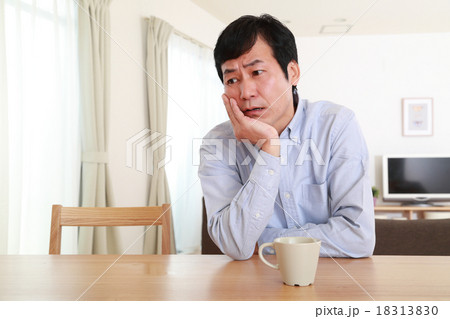 元気がない中高年男性 18313830