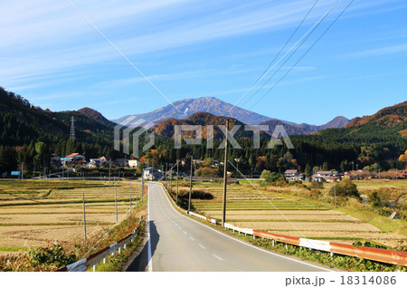 秋の田舎道 18314086