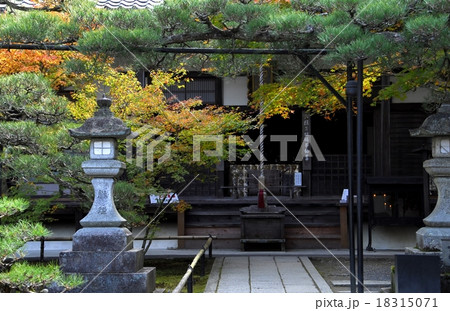 京都最勝院庭園の紅葉風景 18315071