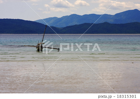 boat  hill lagoon and coastline 18315301