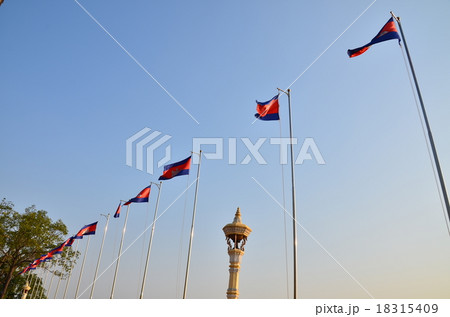 カンボジア クラチェ カンボジア国旗と青空 カンボジア クラチェ カンボジア国旗と青空 18315409