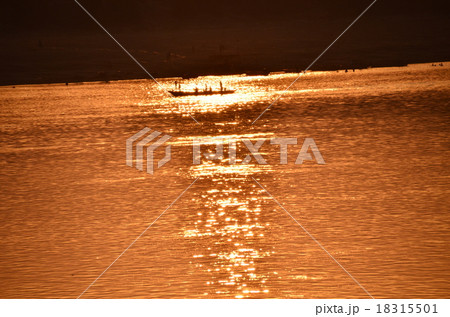 カンボジア　クラチェ　メコン川と夕日と渡し舟 18315501