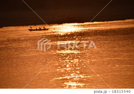 カンボジア　クラチェ　メコン川と夕日と渡し舟 18315540