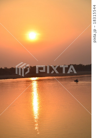 カンボジア クラチェ メコン川と夕日と渡し舟 カンボジア クラチェ メコン川と夕日と渡し舟 18315544
